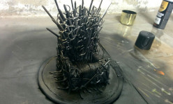 Seorang Anak Perempuan Membuat Alat Penyangga Untuk Smartphone