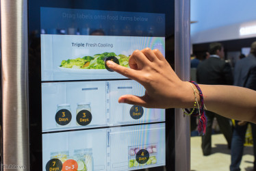 3588500_Tinhte_tren_tay_tu_lanh_thong_minh_Samsung-9