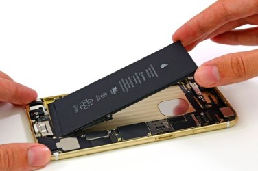 The-battery-is-removed-from-the-Apple-iPhone-6-Plus